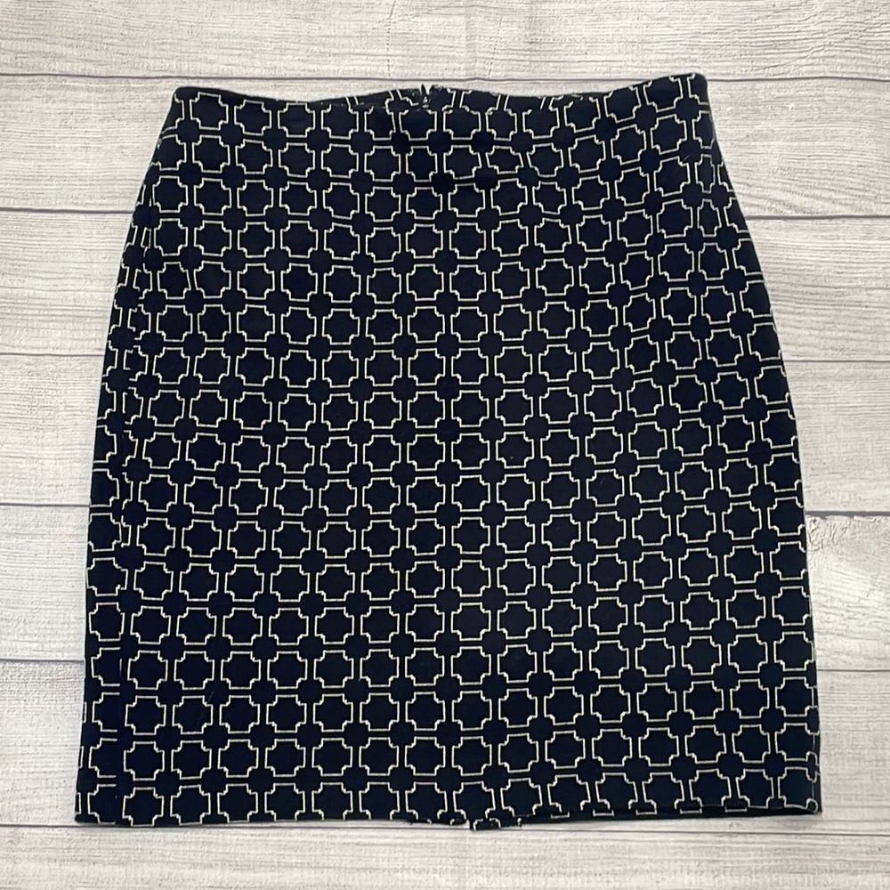 Talbots Pencil Skirt Womens size 12. Navy blue with white geometric pattern